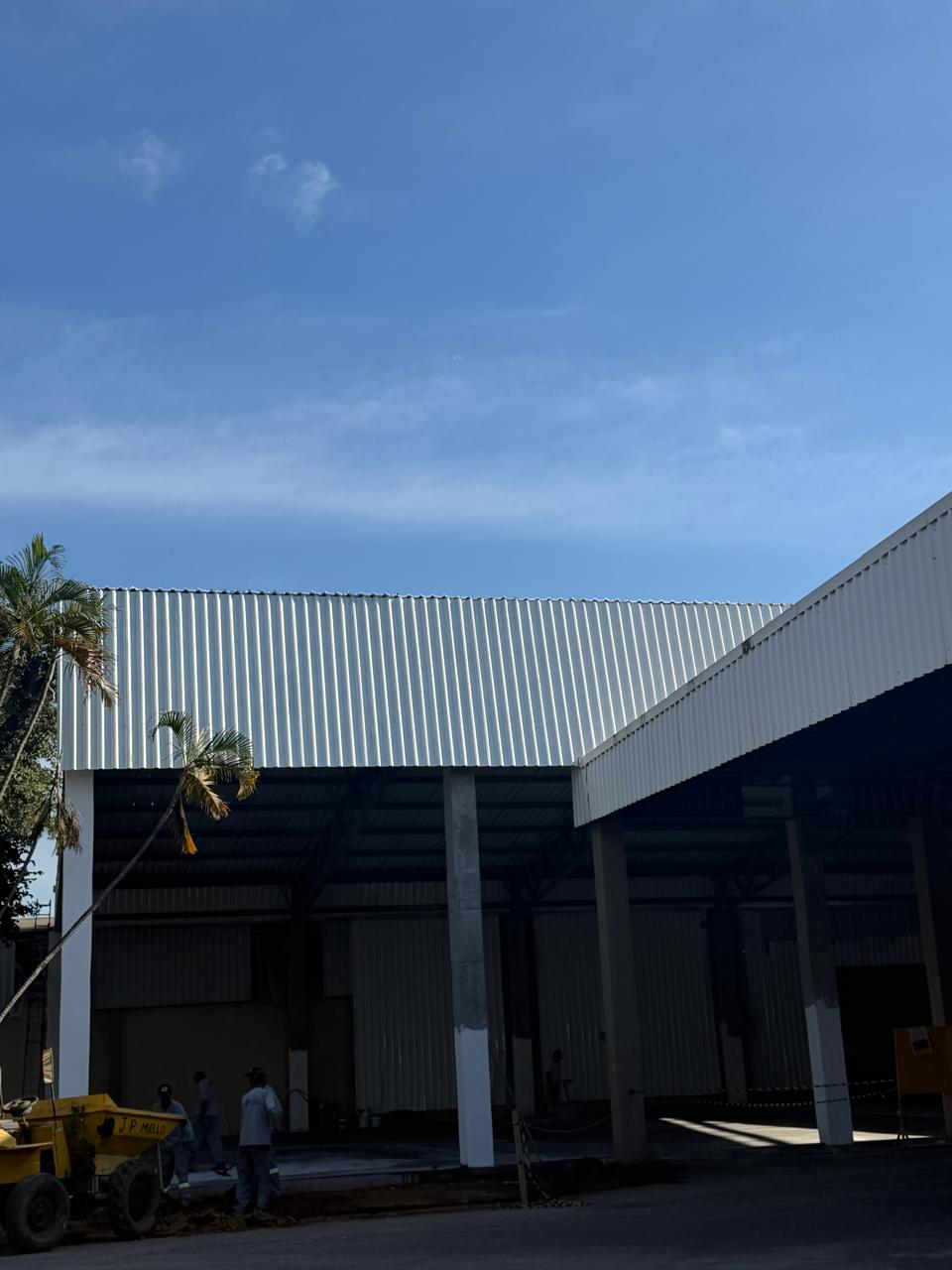 Estrutura metálica de mezanino industrial com guarda-corpo de proteção.