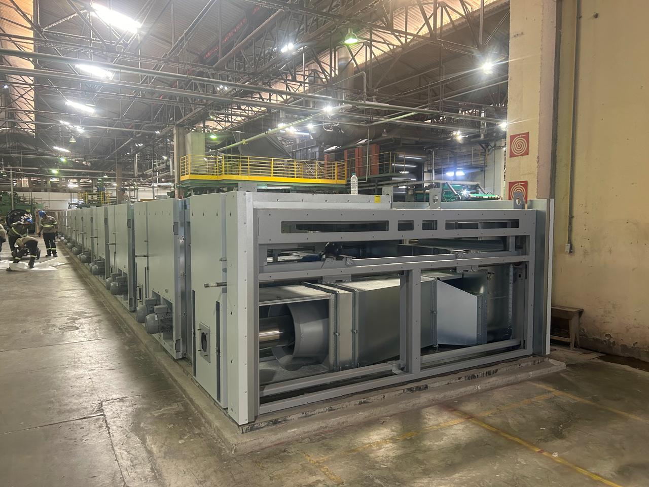 Montagem de suportes aéreos para tubulações industriais.